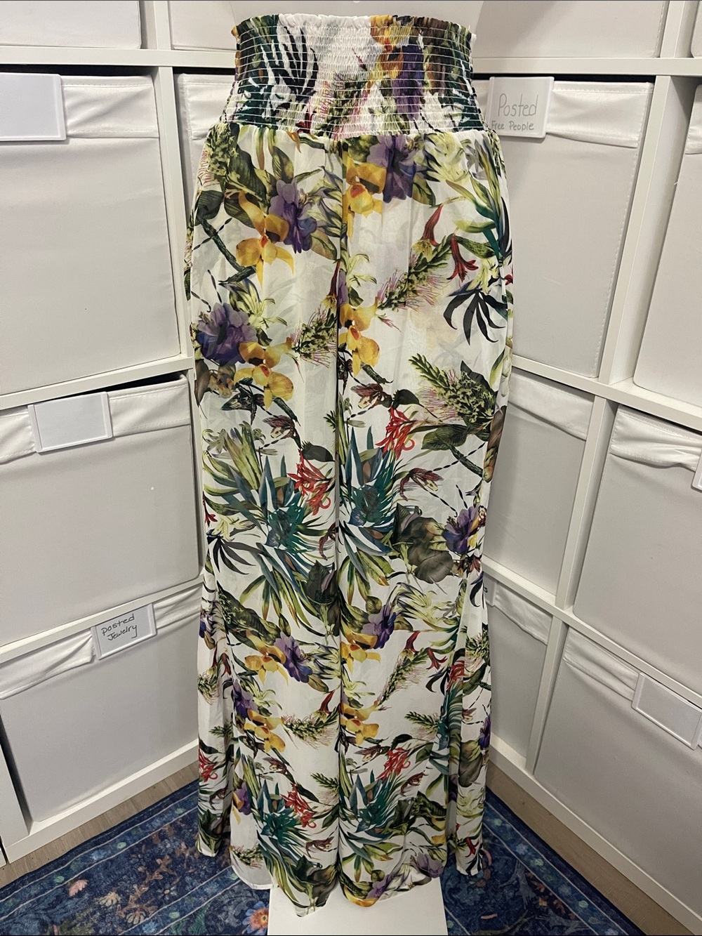 NWT Carmen Marc Valvo White Tropical Floral Smocked pants 🤩